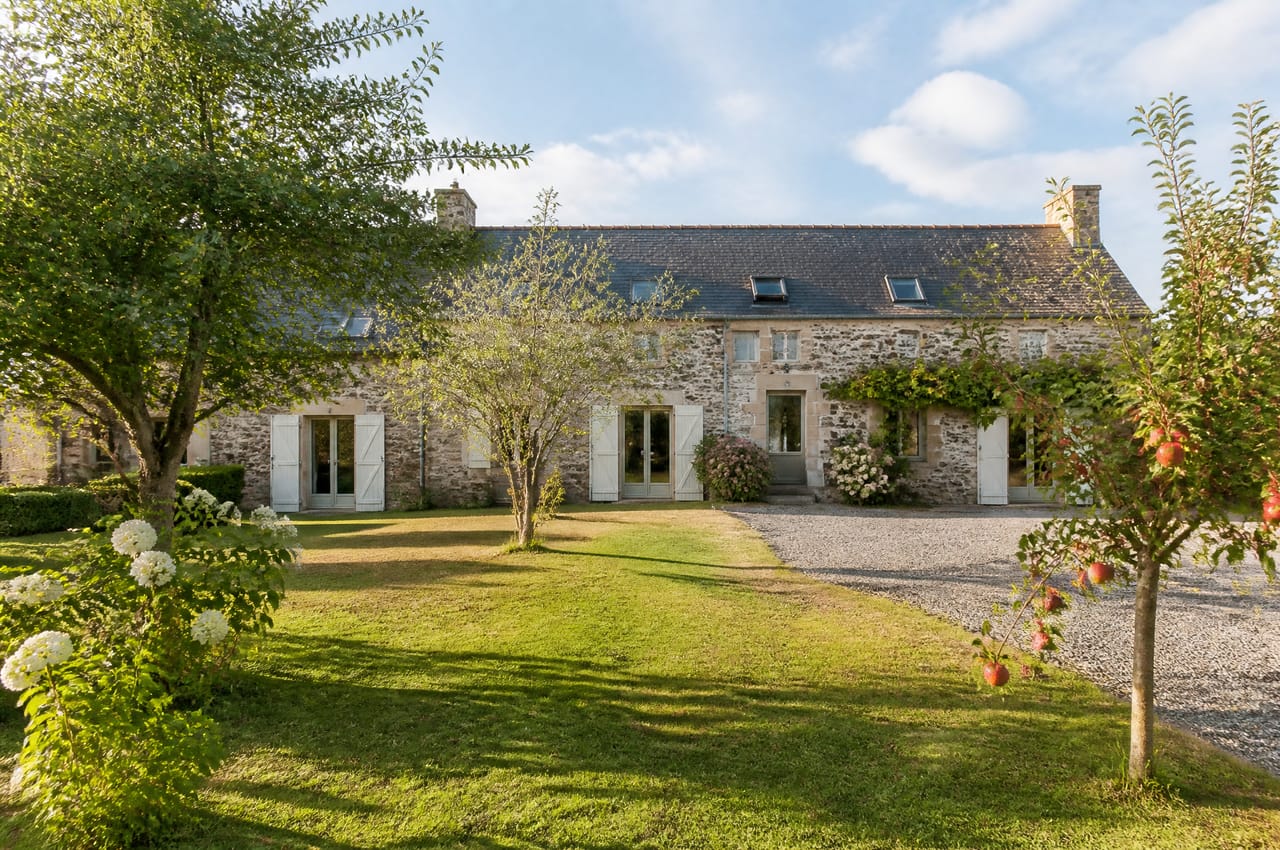 Villa Émeraude : Charme méditerranéen avec vue panoramique sur la mer.